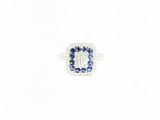 gros plan d'une bague en diamant et saphir sur fond blanc