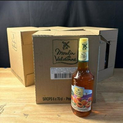 une bouteille d'alcool posée sur une table à côté d'une boîte
