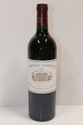 une bouteille de vin posée sur une table