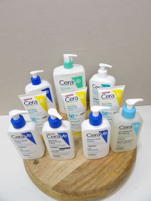 plusieurs flacons de lotion posés sur un plateau en bois