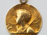 gros plan d'une pièce d'or sur laquelle figure le visage d'un homme