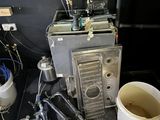une photo d'une pièce où l'on voit beaucoup de matériel posé par terre