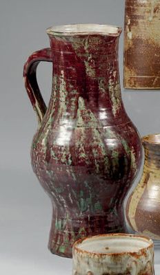 trois vases et deux tasses posés les uns à côté des autres