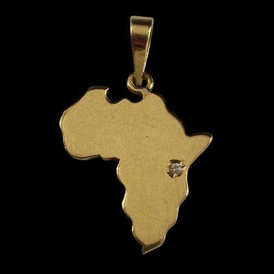 un gros plan sur un pendentif en or représentant une carte de l'Afrique