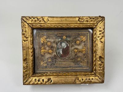 un cadre doré richement décoré, dans lequel figure le portrait d'une femme en robe