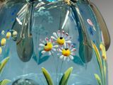 un vase en verre orné de fleurs et de papillons peints