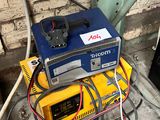 une machine bleue et jaune posée au sommet d'un tas de fils