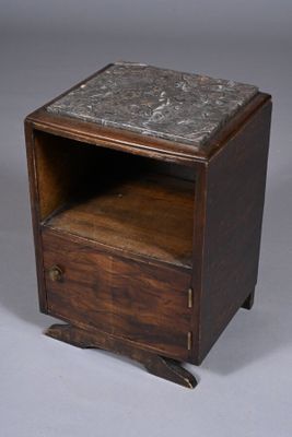 une vieille table en bois avec un plateau en marbre et un tiroir en dessous