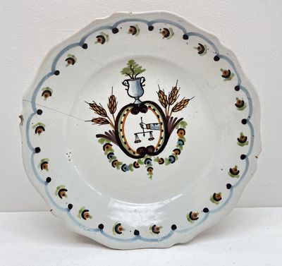 une assiette blanche ornée d'un motif bleu et vert