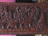 une décoration murale en bois accrochée au mur d'une pièce