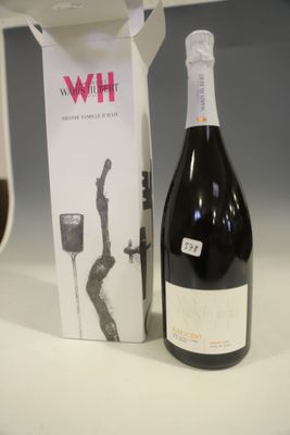 une bouteille de vin posée à côté d'un verre à vin sur une table