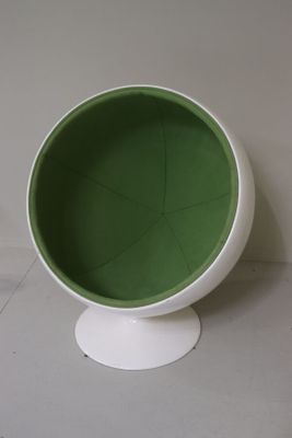 un bol vert posé sur un socle blanc