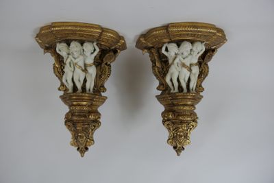 deux figurines dorées et blanches posées sur un fond blanc