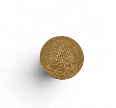 gros plan d'une pièce d'or sur une surface blanche