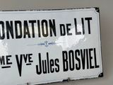 a sign on the wall that says foundation de lit me ve juless boswelll