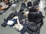 de nombreux vêtements éparpillés sur le sol du magasin
