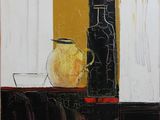 un tableau représentant un vase jaune et une bouteille noire posés sur une table