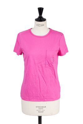 un t-shirt rose pour femme sur un torse de mannequin