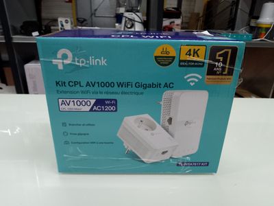 une photo d'un routeur Wi-Fi blanc posé sur une table
