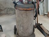 un homme qui se tient à côté d'un réservoir de propane