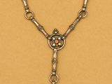 un collier en argent orné d'une pierre turquoise au centre