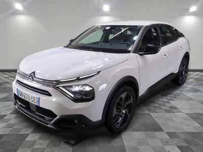 la voiture blanche est garée dans la pièce au sol en damier