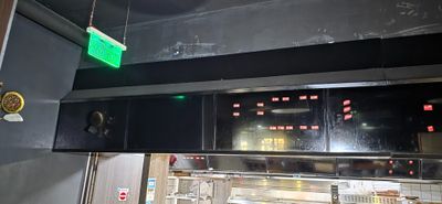 une image d'une cuisine commerciale avec beaucoup d'espace de travail