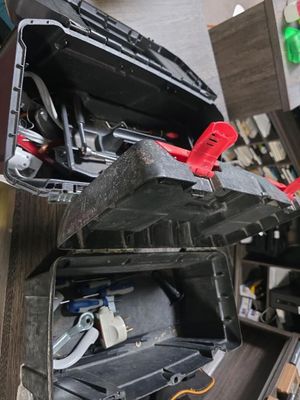 deux valises empilées l'une sur l'autre