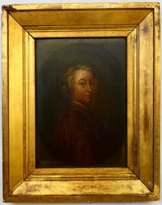 un vieux tableau représentant un homme, dans un cadre doré, accroché au mur