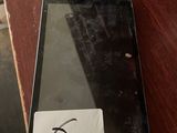 une tablette posée sur une table sur laquelle figure le chiffre 6
