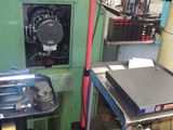 une photo d'un atelier d'usinage avec de nombreux outils