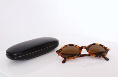 GIORGIO ARMANI, Italie. Paire de lunettes de soleil rondes e…