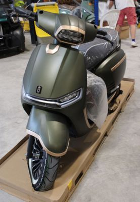 un scooter exposé dans un bâtiment