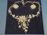 Ensemble collier et boucles d'oreilles plaqué or, orné de fleurs et de perles