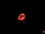 un diamant orange dans l'obscurité