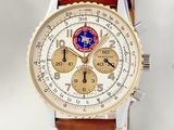 gros plan d'une montre sur une surface blanche