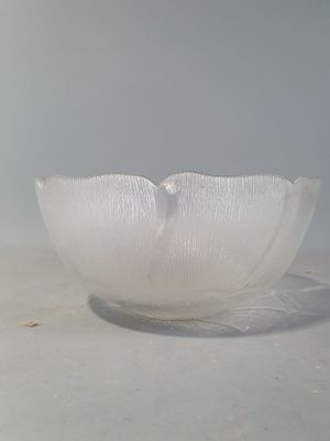 un bol en verre posé sur une table