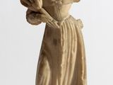 une image représentant une statue d'une femme tenant un éventail