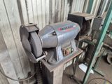 une machine posée sur un support dans un garage