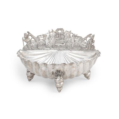 un plat ancien en argent surmonté d'une couronne