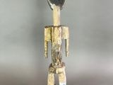 une image représentant la statue d'un homme avec une horloge sur la tête