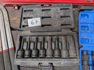 nombreux outils dans l'étui sur la table