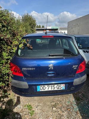 deux voitures garées l'une à côté de l'autre dans un parking