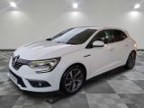 une voiture blanche est garée sur le sol à carreaux d'un garage