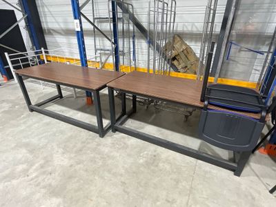 deux tables et une chaise dans l'entrepôt