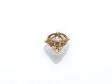 gros plan d'une bague en or sur une surface blanche