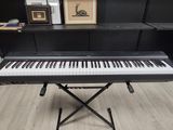 un piano est posé sur un pupitre devant une bibliothèque