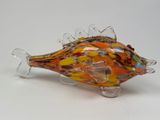 un poisson en verre posé sur une table