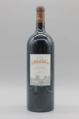la bouteille de vin rouge est posée sur la table