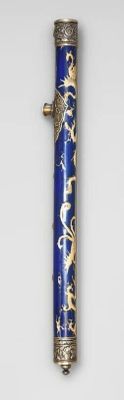 une image représentant un stylo bleu orné d'un dragon doré